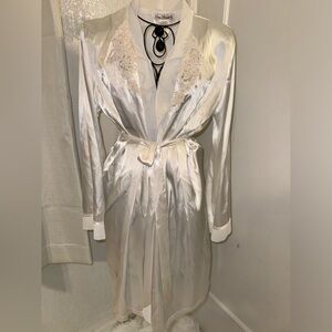 Línea Donatella Satin Robe Vintage